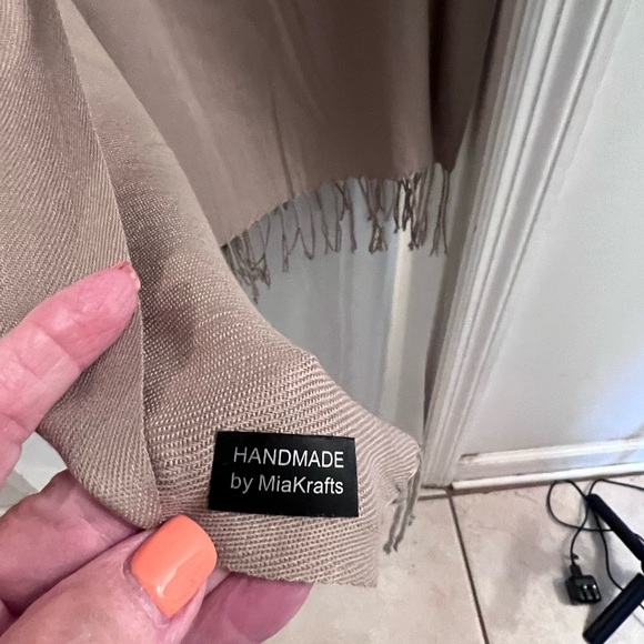 MIA krafts handmade scarf/shawl - Picture 3 of 3